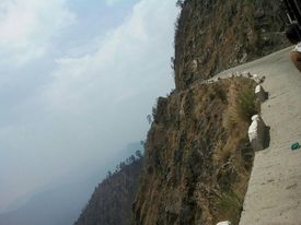 कैलालीको भासु भीरमा ट्रक खस्यो