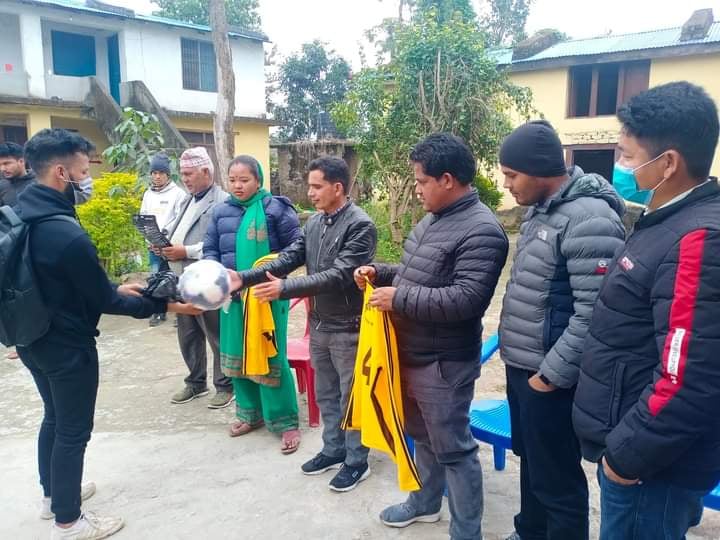 मोहन्याल २ नं वडा कार्यालय द्वारा क्लब लाई खेलकुद सामाग्री हस्तान्तरण