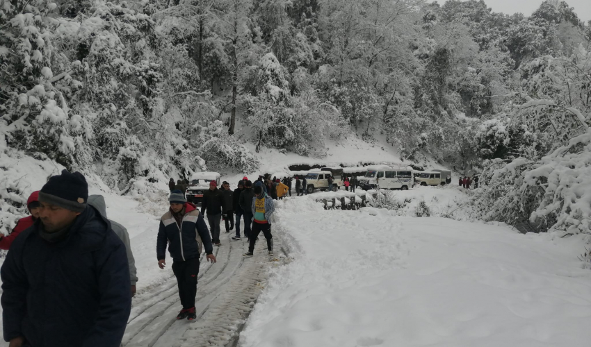 सुदूर पहाड जोड्ने भीमदत्त राजमार्ग अवरुद्ध हुँदा सयौं यात्रु अलपत्र