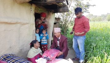 युवा समाजसेवी बटालाले जन्मदिनको अवसरमा जनयुद्धका घाइतेलाई सहयोग गरेर मनाए