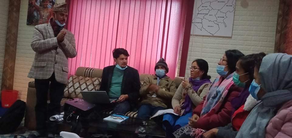 फाल्गुन २८  मा हात्ती पाइलेको औषधि खुवाउने