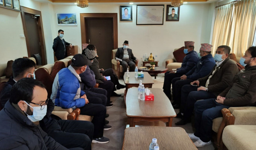 कैलालीमा कर्मचारीमाथि अमानवीय व्यवहार गर्नेलाई कार्बाही गर्न गृहमन्त्रीसँग माग