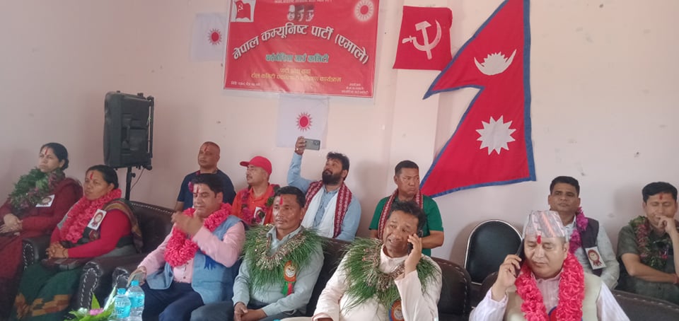 बर्दगोरियामा विभिन्न पार्टी परित्याग गरि एमालेमा प्रवेश गर्नको ओइरो