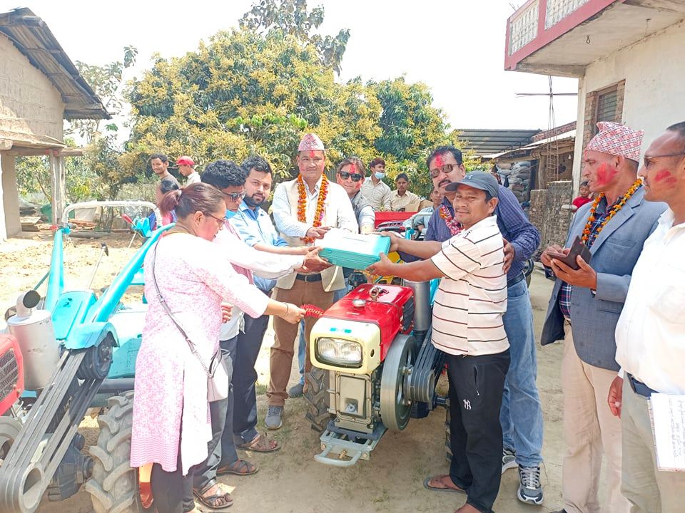 बर्दगोरिया ५, का व्यवसायीक किसानलाई कृषि प्रयोजन सम्बन्धि सामाग्री  वितरण