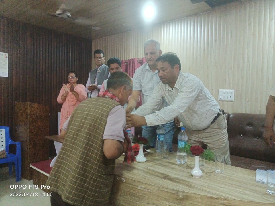 नेपाली काङ्ग्रेसका मीन बहादुर बम एमालेमा प्रवेश