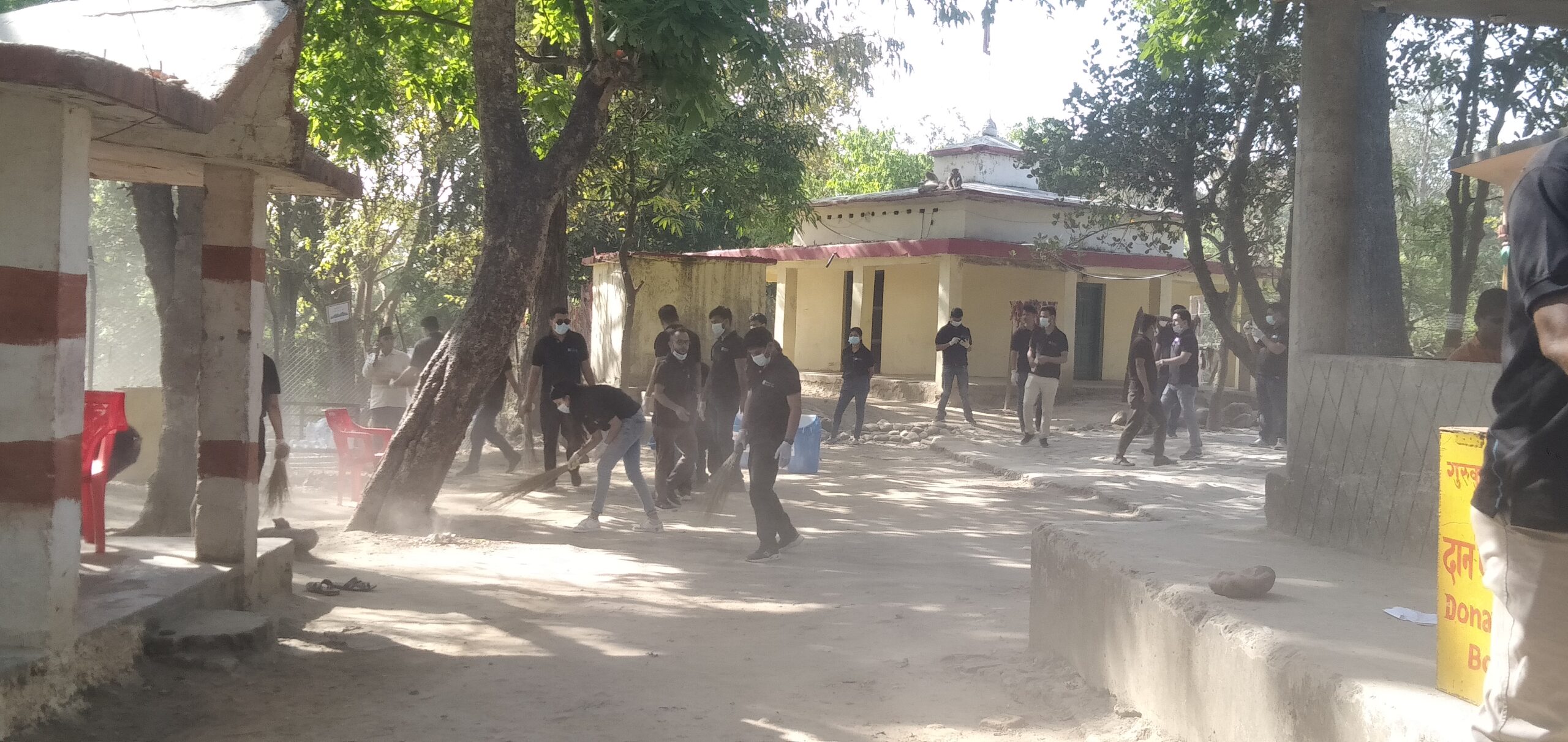 विश्व सम्पदा दिवसको अवसरमा एनएमबि बैङ्कले गर्याे घोडाघोडी मन्दिर सरसफाइ