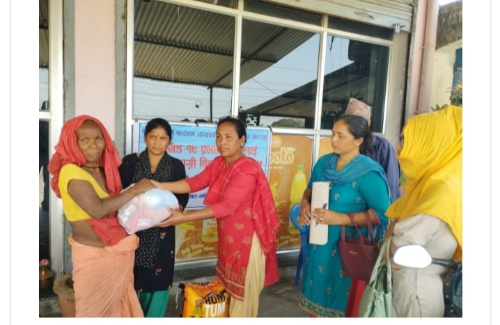 दलित महिला संघ(फेडो)कैलालीद्वरा बिपन्न तथा कोरोना प्रभावितलाइ खाद्यान्न सामाग्री वितरण