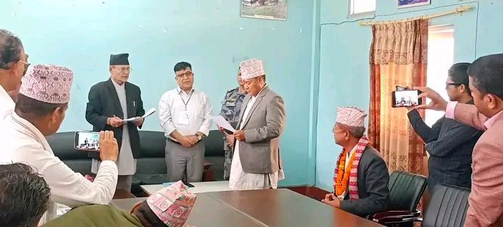बर्दगोरियाका नवनिर्वाचित अध्यक्ष कुवँर र गोदावरी नगरप्रमुख भट्टले लिए सपथ