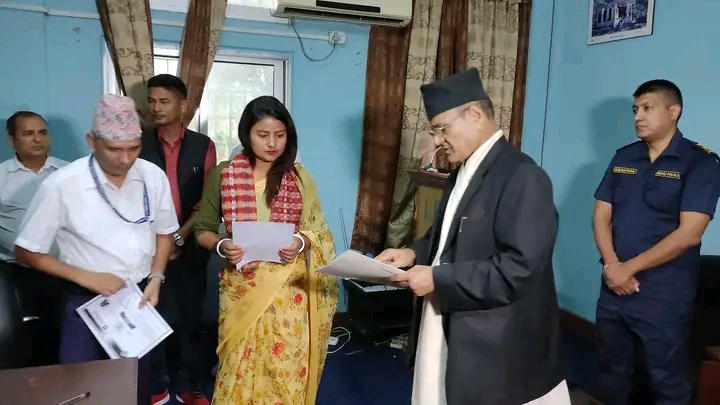लम्किचुहाकि नवनिर्वाचित नगरप्रमुख शाहि र घोडाघोडिका नगरप्रमुख रावतले लिए सपथ