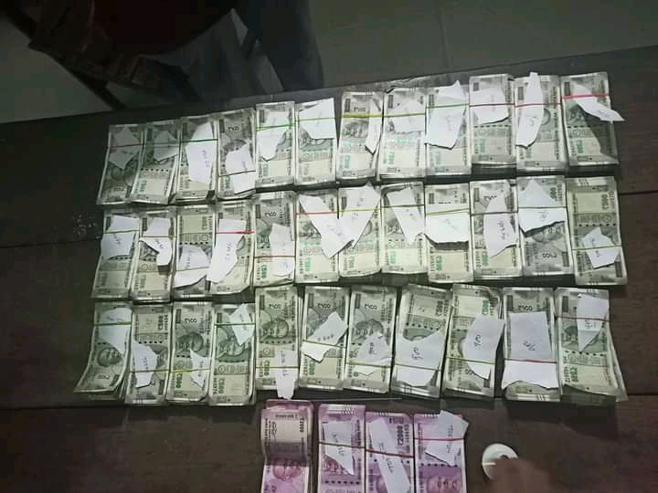 बर्दगोरिया र घोडाघोडिबाट २५ लाख भन्दा बढी भारतीय रुपैयाँ बरामद