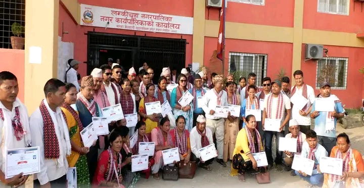 लम्किचुहामा नवनिर्वाचित जनप्रतिनिधिलाई प्रमाणपत्र प्रदान