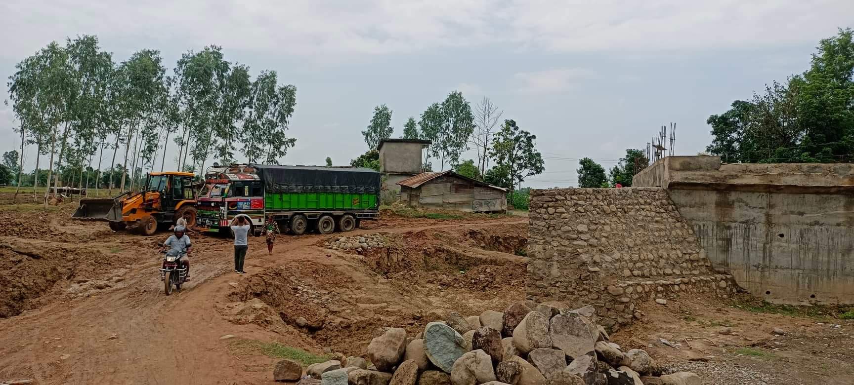 बर्दगोरिया ५ र६जोड्ने घेैला नालामा समयमै पुन निर्माण नहुदा नागरिकलाईओहोर -दोहोर गर्न सास्ती