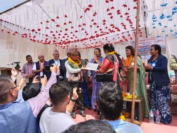 कैलालीको बल्चौरका १ सय २४ भूमिहीन बादी परिवारलाई लालपूर्जा वितरण