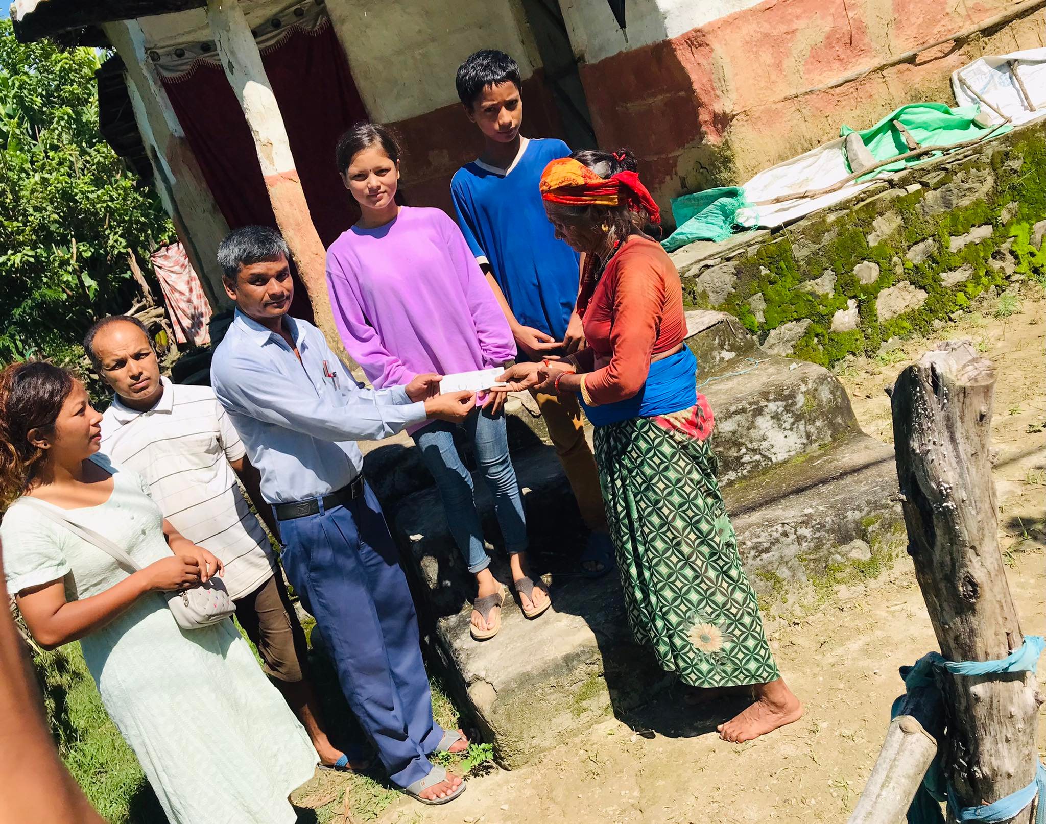 बास नेपालद्धारा बिपन्न परिवारलाई आर्थिक सहयोग ।