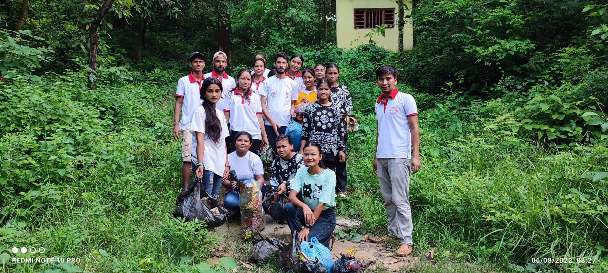 जुनकीरी नेपाल द्वारा बर्दगोरिया धार्मिक क्षेत्र  मन्दिर पारिसरमा सरसफाइ
