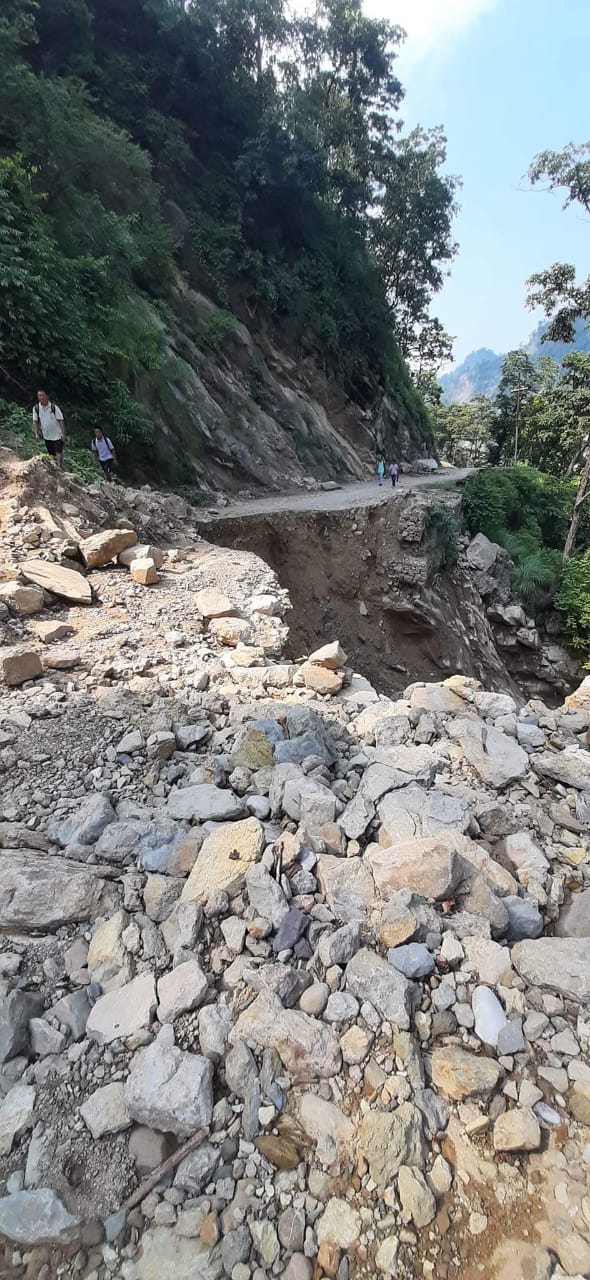 चिसापानी सोल्टा सडक अबरुद्ध