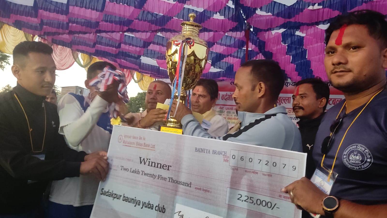 पाँचौ बर्दगोरिया फुटबल प्रतियोगिता सम्पन्न प्रथम पुरस्कार नेपालआर्मी को हातमा