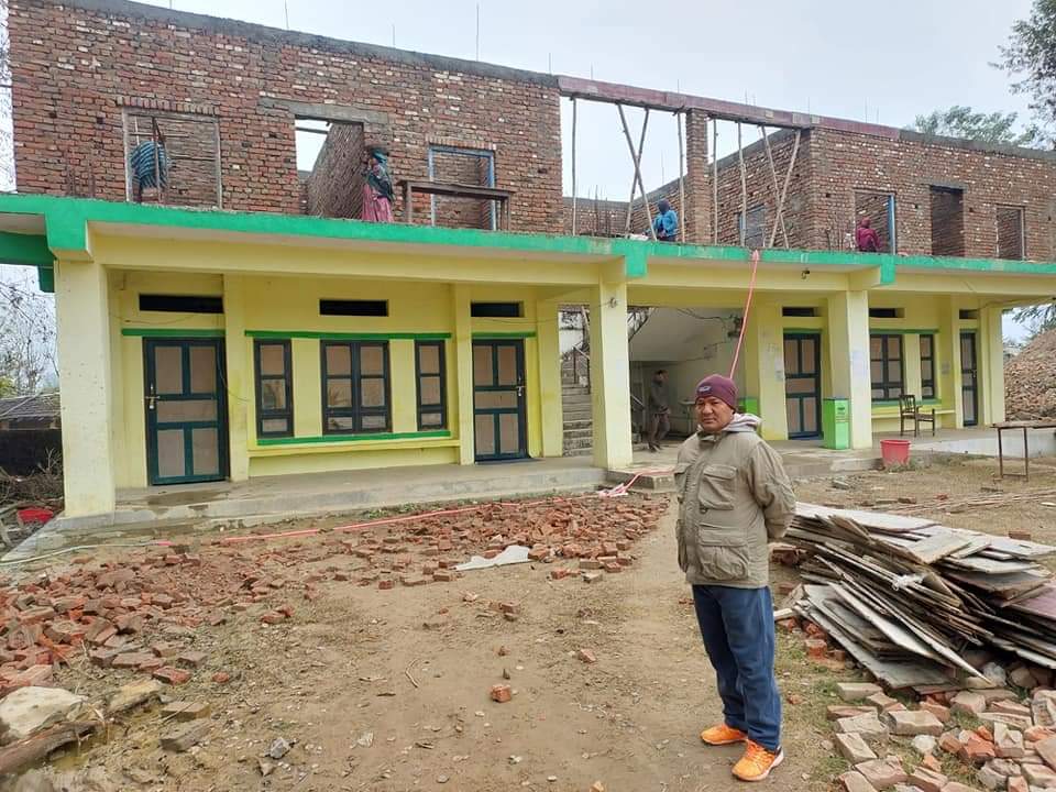 गाउपालिका अध्यक्ष कुँवरले गरे निर्माणाधिन विद्यालय भवनको अनुगमन