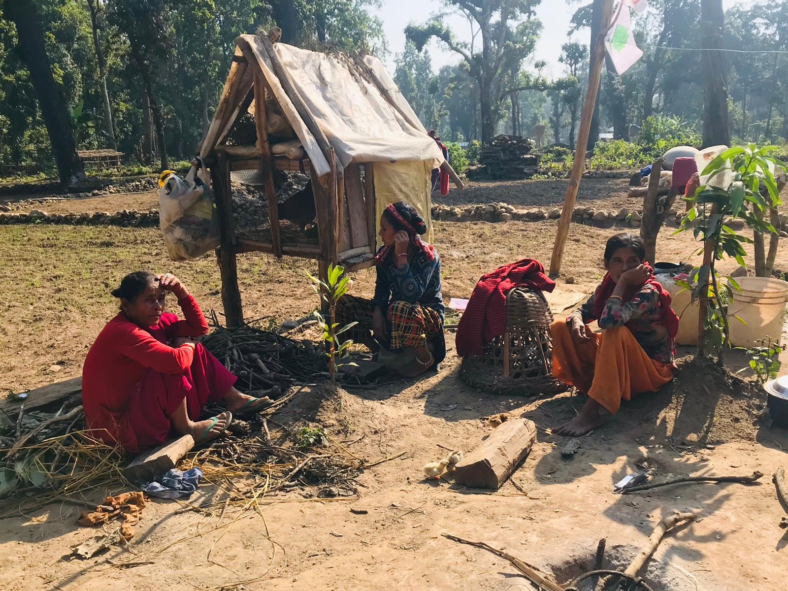 पहिरोले जंगलमा पुर्याएकाहरु, जो ज्यान जोगाउन जाग्राम बस्छन्