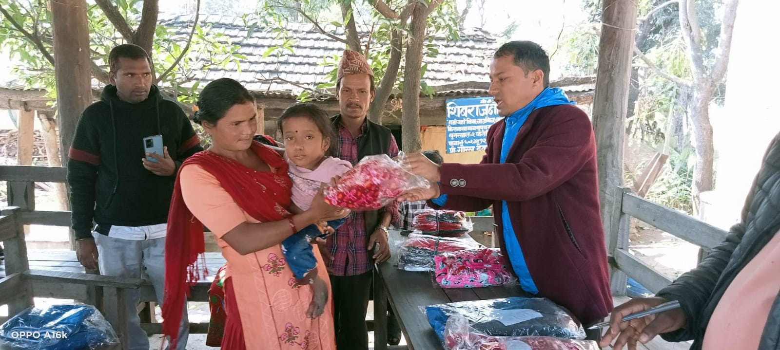 मोहन्यालमा पत्रकार रावलद्वरा अशक्त र अपाङ्गता बालबालिकालाई कपडा वितरण