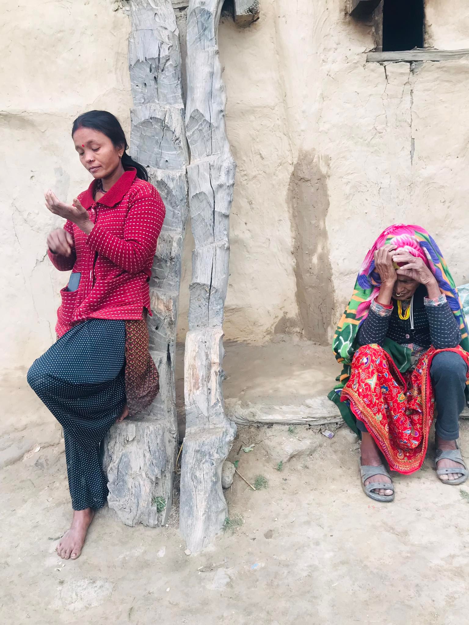 घुम्राको चिन्ता : खानै नपाई मरिन्छ की ! आफ्नै बुवाको बोली सुन्न पनि याचना गर्नुपर्ने छोरीहरूको पीडा