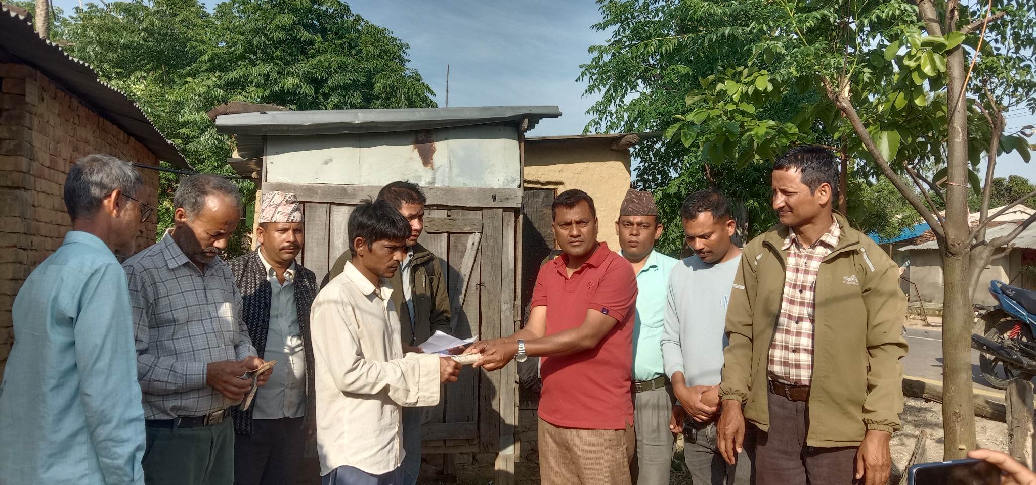 वन्यजन्तुको आक्रमण बाट मृत्यु भएको परिवारलाई राहत दिइयो ।