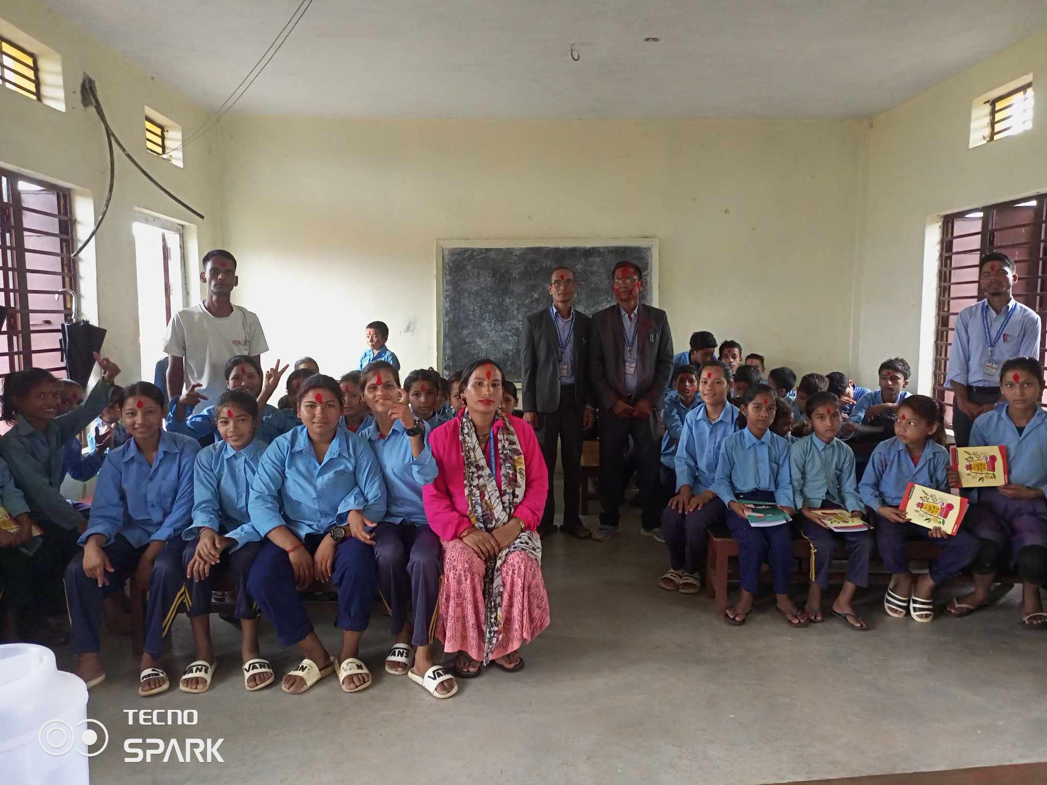 जन्मदिनको अवसरमा विद्यार्थीलाई शैक्षिक सामाग्री वितरण