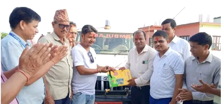 लम्किचुहा६,लाई मोर केयरको एम्बुलेन्स हस्तान्तरण