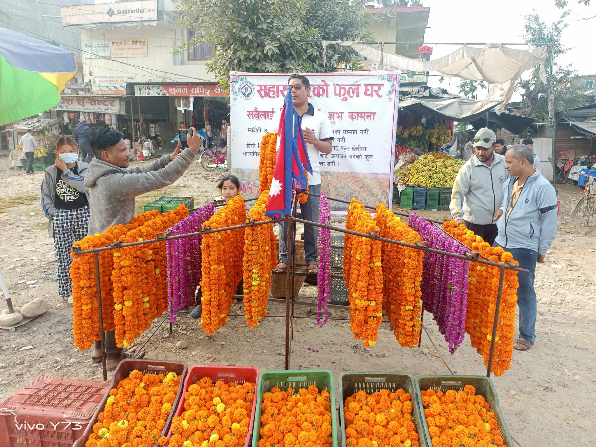 बर्दगोरीयाको सहारा घर फुलमाला बेचीआत्मनिर्भर बन्दै