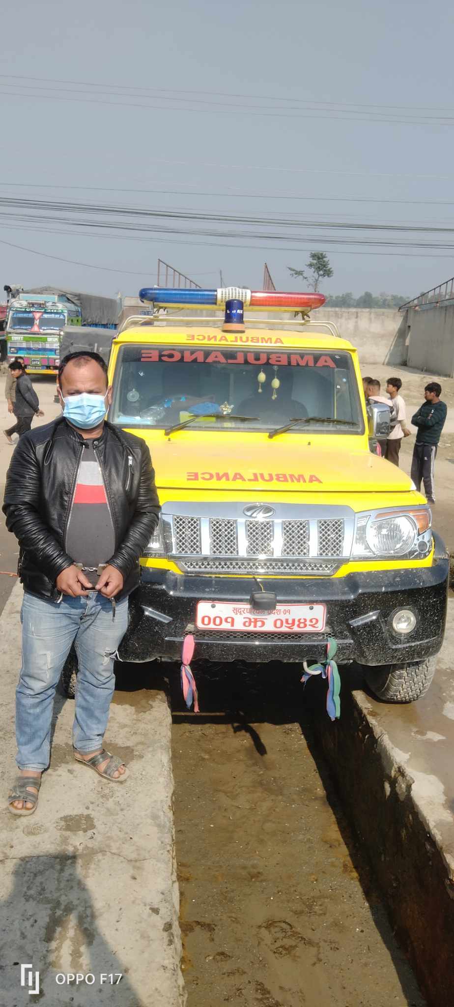 एम्बुलेन्स चालक चरेस सहित पक्राउ