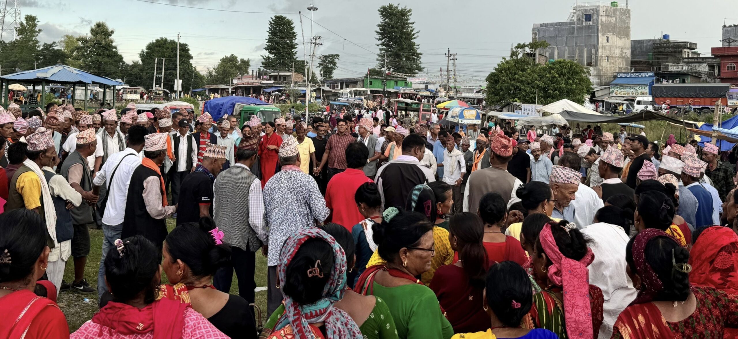 हाट बजारमा गुञ्जिन्छन् डेउडा भाका