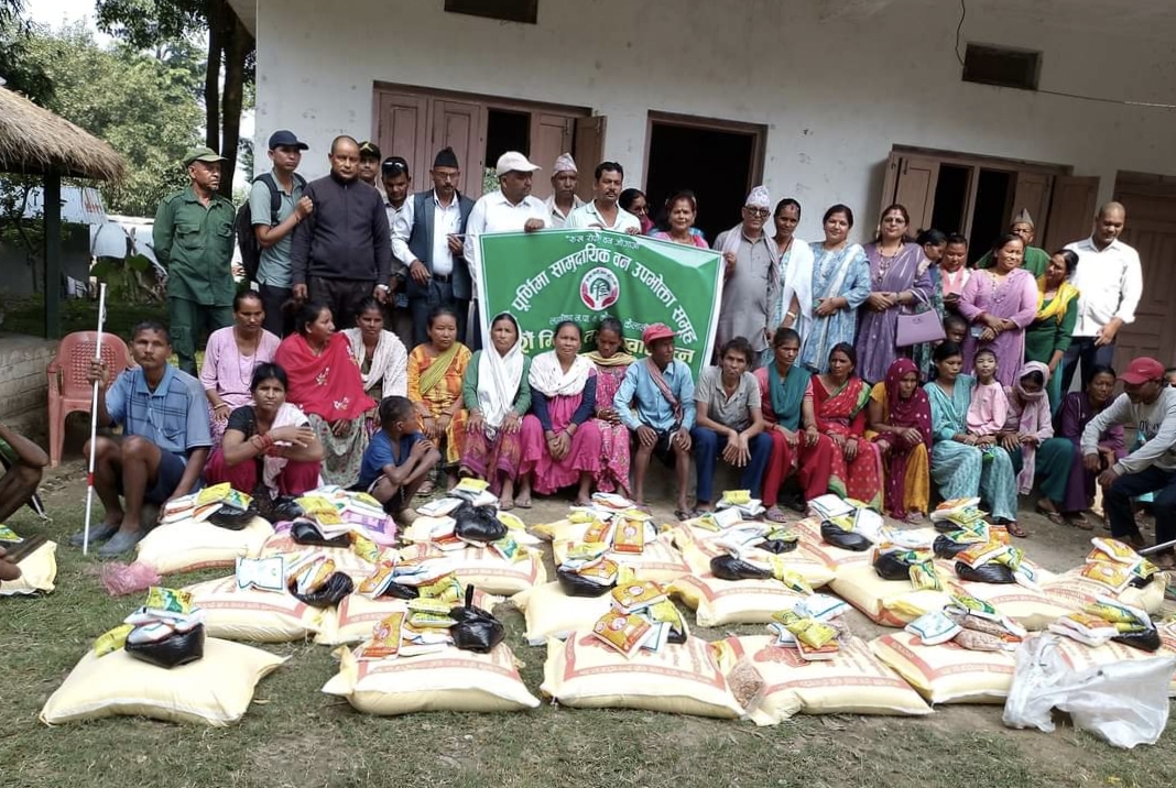 पूर्णिमा सामुदायिक वनद्वारा खाद्यान्न वितरण