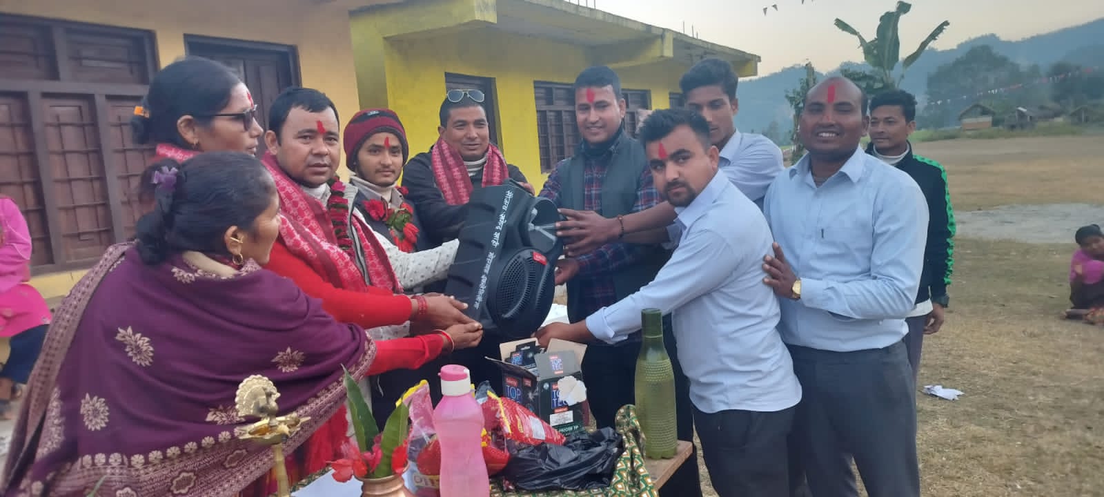 जन्मदिनको अवसरमा समाजसेवी शाहीद्वारा विद्यार्थीलाई शैक्षिक सामाग्री वितरण