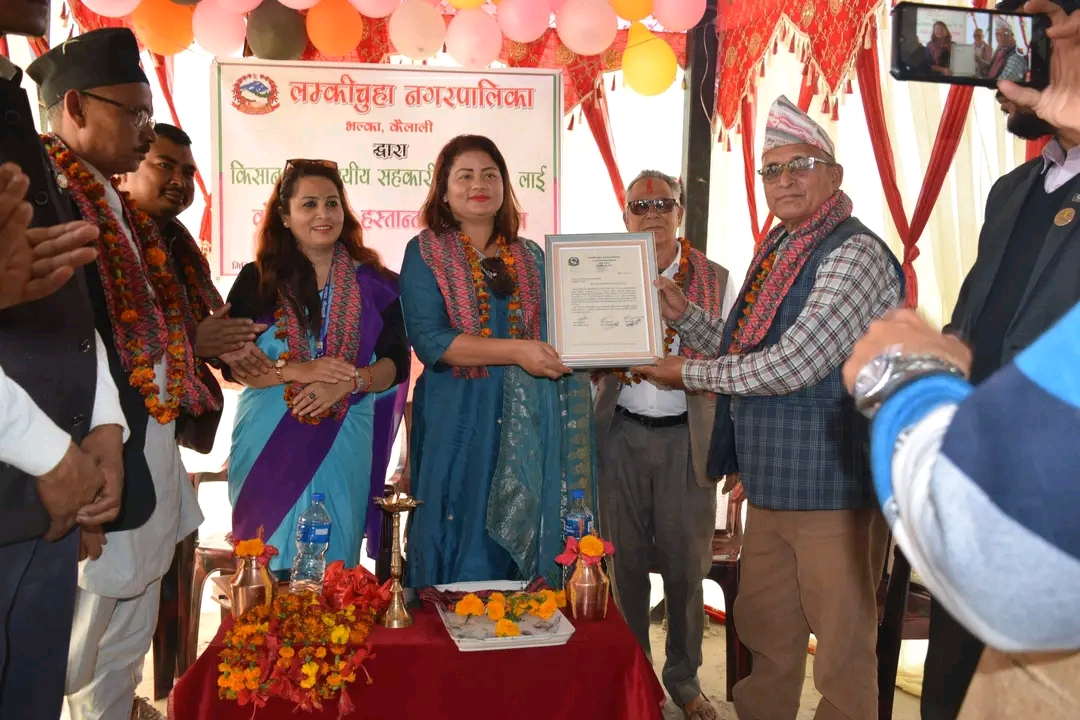 लम्कीचुहाद्वारा किसान बहुउद्देश्यीय सहकारीलाई कोल्ड च्याम्बर हस्तान्तरण