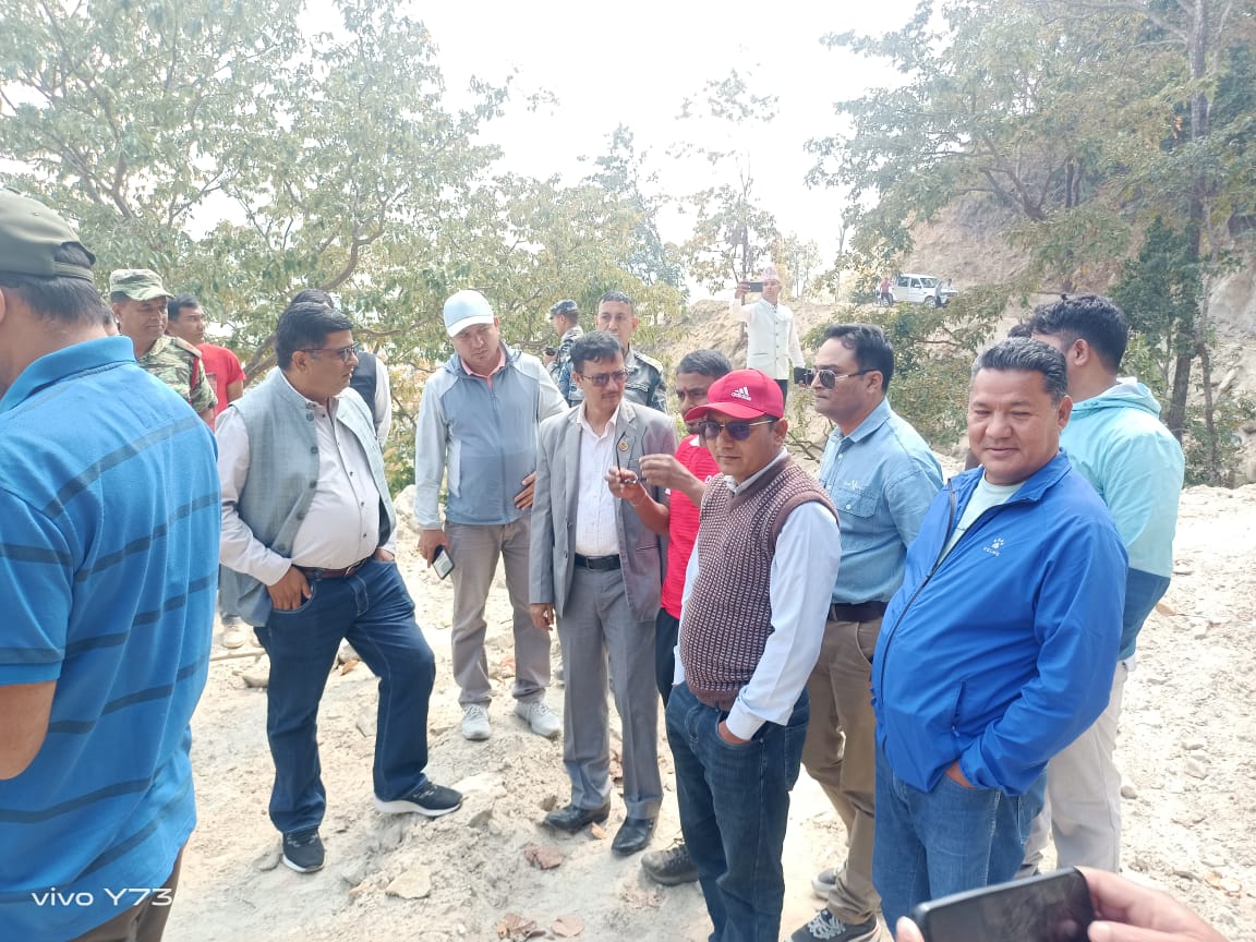 सेती राजमार्गको बाँकी रोकिएको ट्रयाक खोल्न पुर्व मन्त्री कुँवरले गरे अनुगमन सहित छलफल