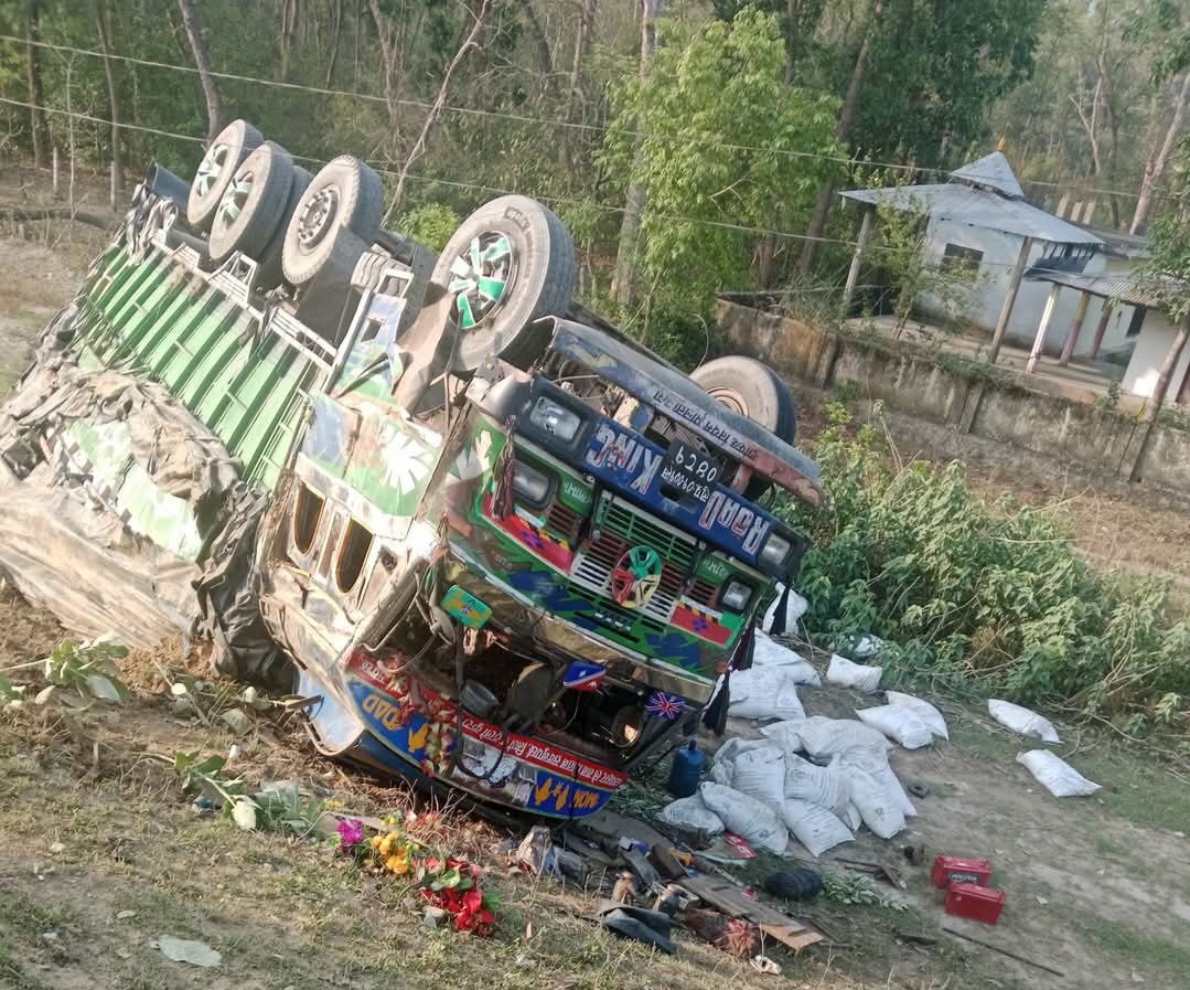 घोडाघोडीमा अनियन्त्रित हुँदा ट्रक दुर्घटना