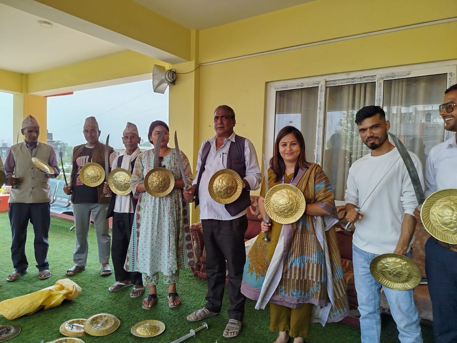 भुवा पर्वको संस्कृति संरक्षणका लागि लम्कीचुहाद्वारा ढाल-तलवार हस्तान्तरण