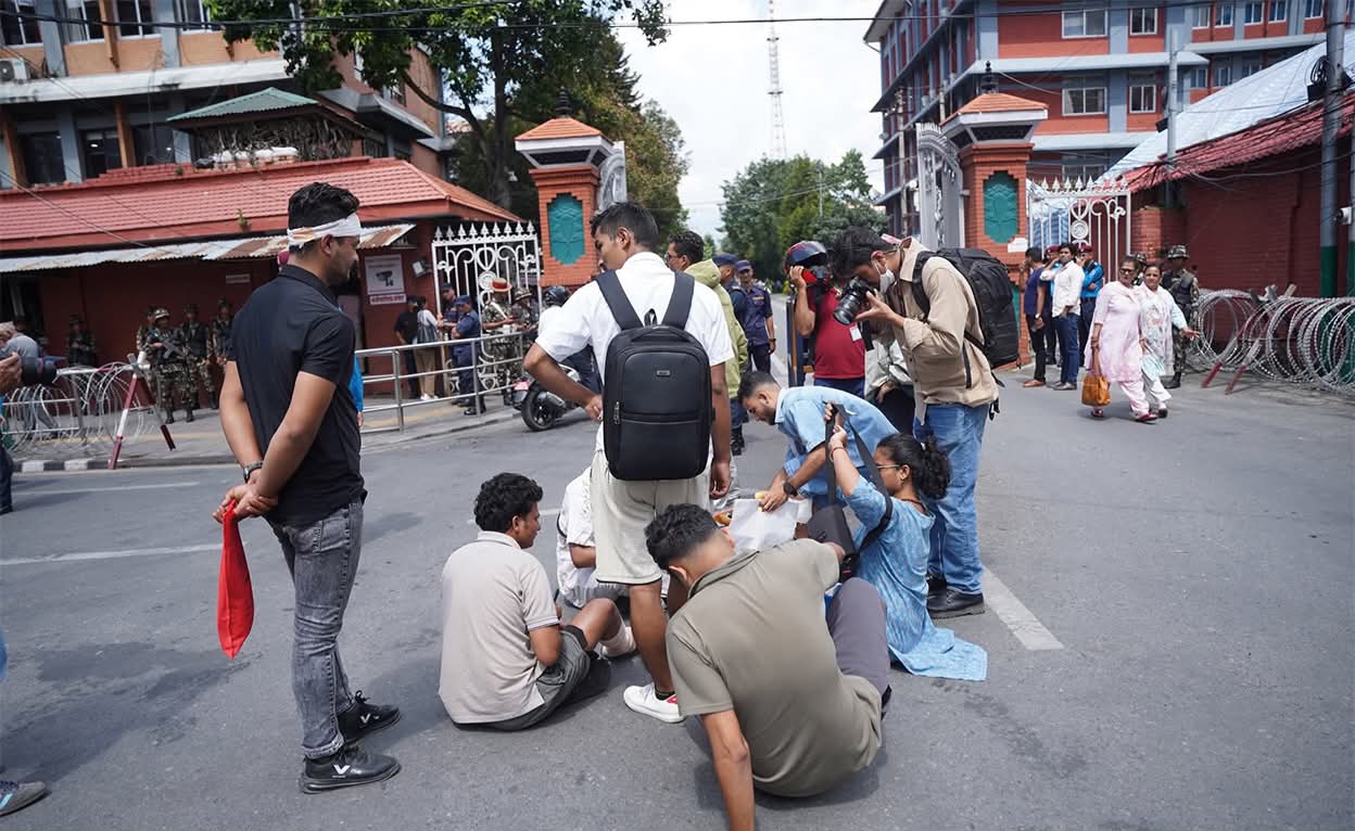 जेनजी आन्दोलनमा घाइतेहरूको सिंहदरबार गेटमा धर्ना