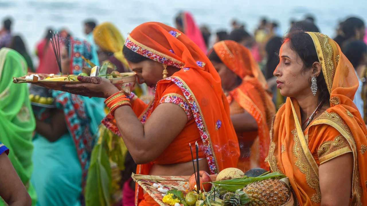 आज छठ पर्वको मुख्य दिन,अस्ताउँदो सूर्यलाई अर्घ्य दिएर मनाइँदै