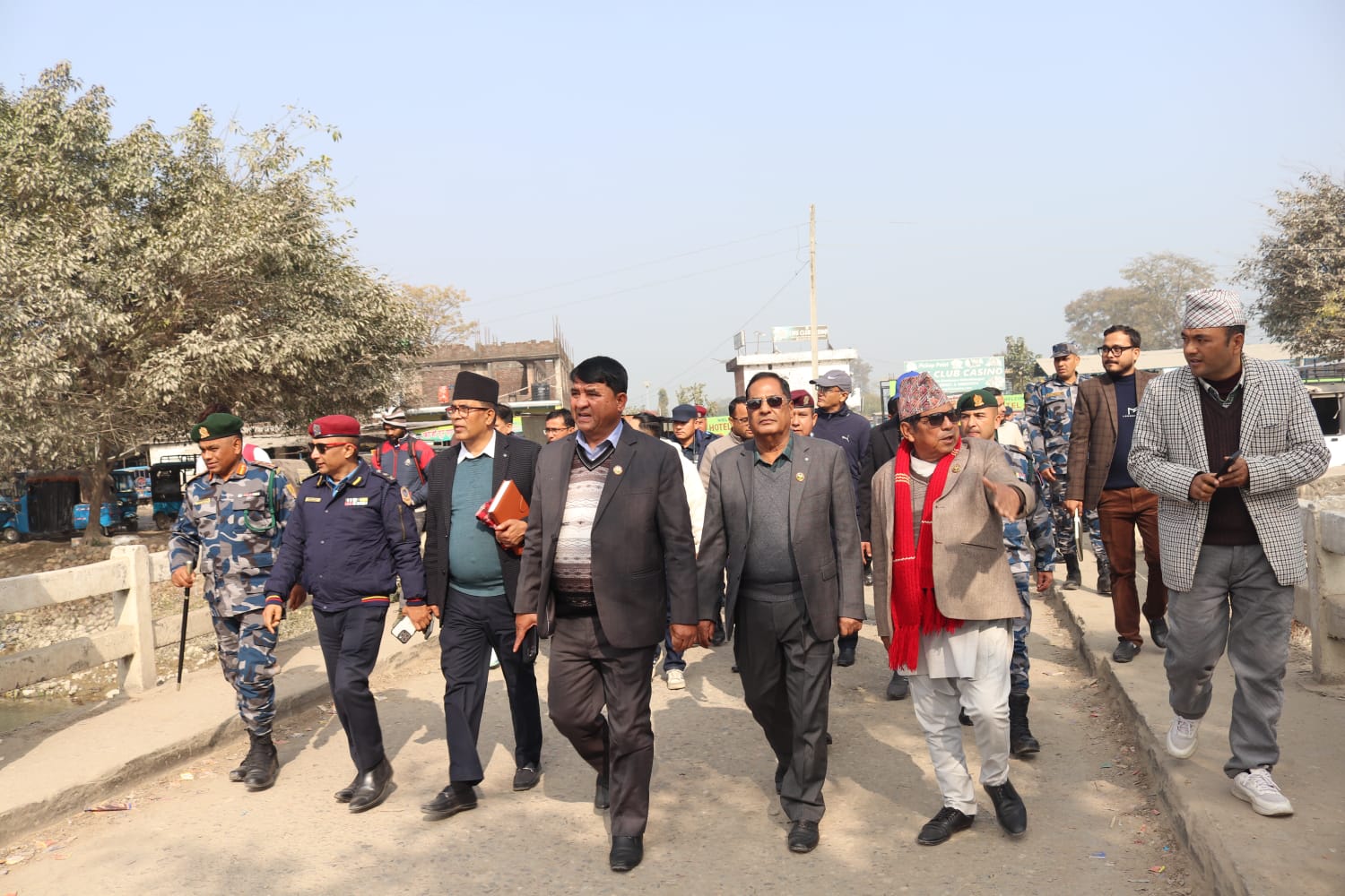 अर्थमन्त्री थापाको नेतृत्व टोलीद्वारा त्रिनगर र गड्डाचौकी भन्सार नाकाको स्थलगत निरीक्षण