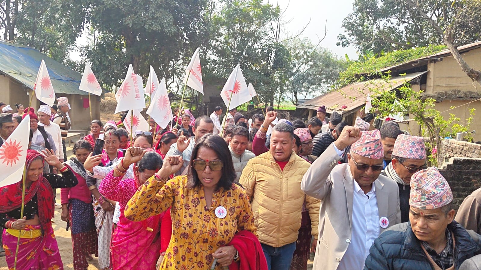 कैलाली–२ मा एमालेका उम्मेदवार थापाको चुनावी अभियानमा उर्लियो जनसागर