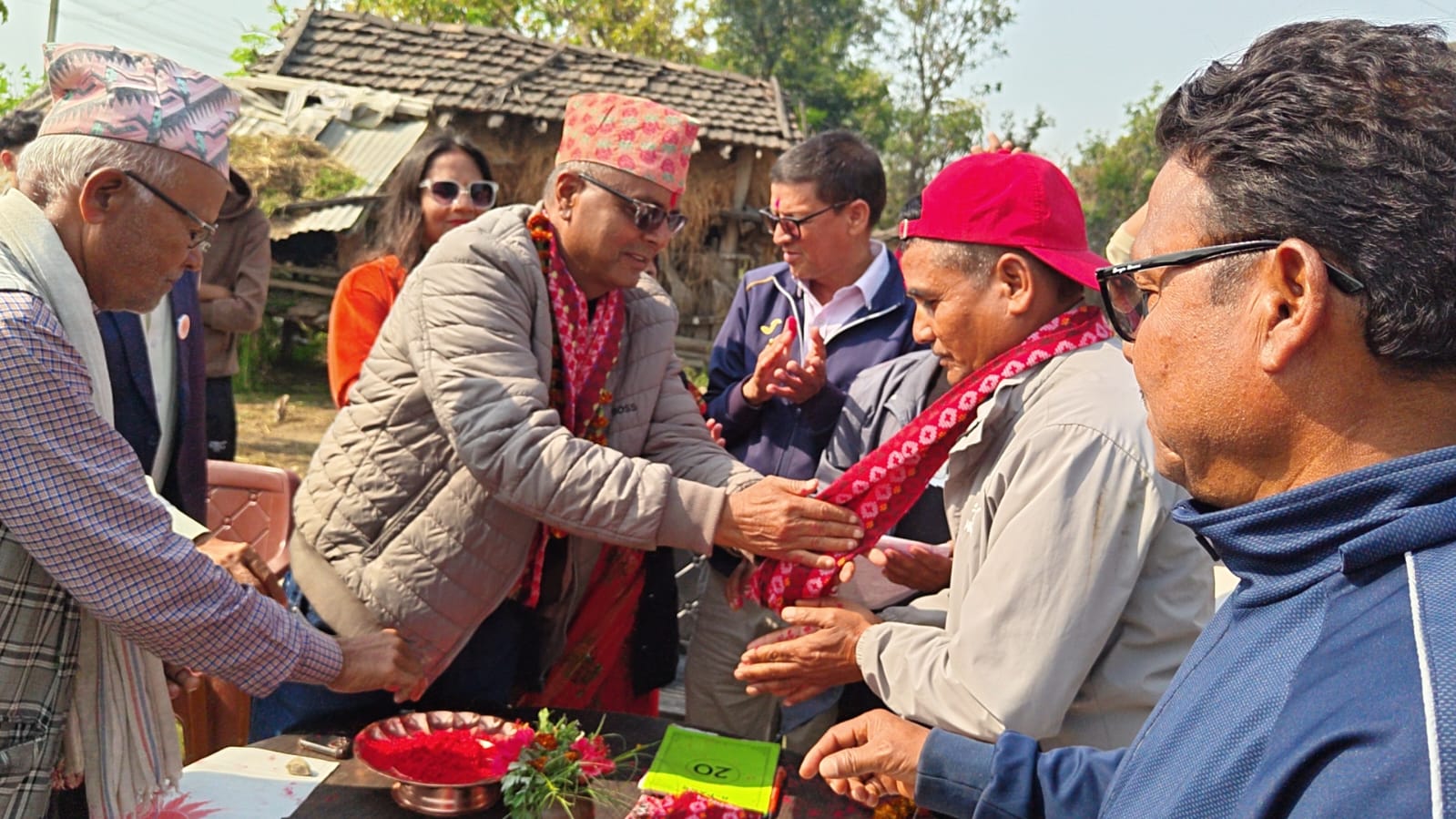 मतदानको तीन दिनअघि कांग्रेसमा धक्का, बाघमाराबाट ३० जना एमालेमा प्रवेश
