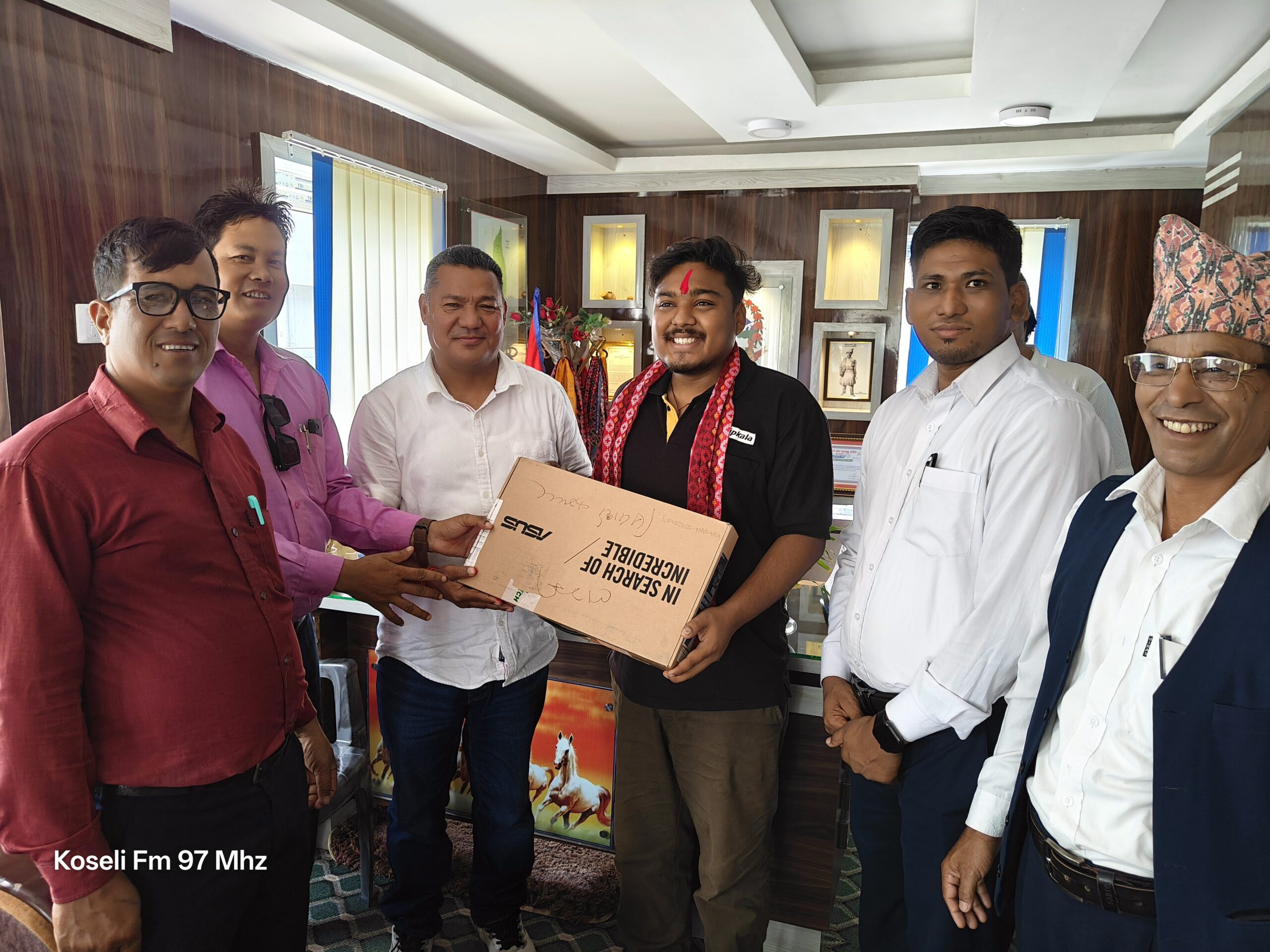 युवा वैज्ञानिक अरुण लोहारलाई बर्दगोरियाद्वारा ल्यापटप हस्तान्तरण