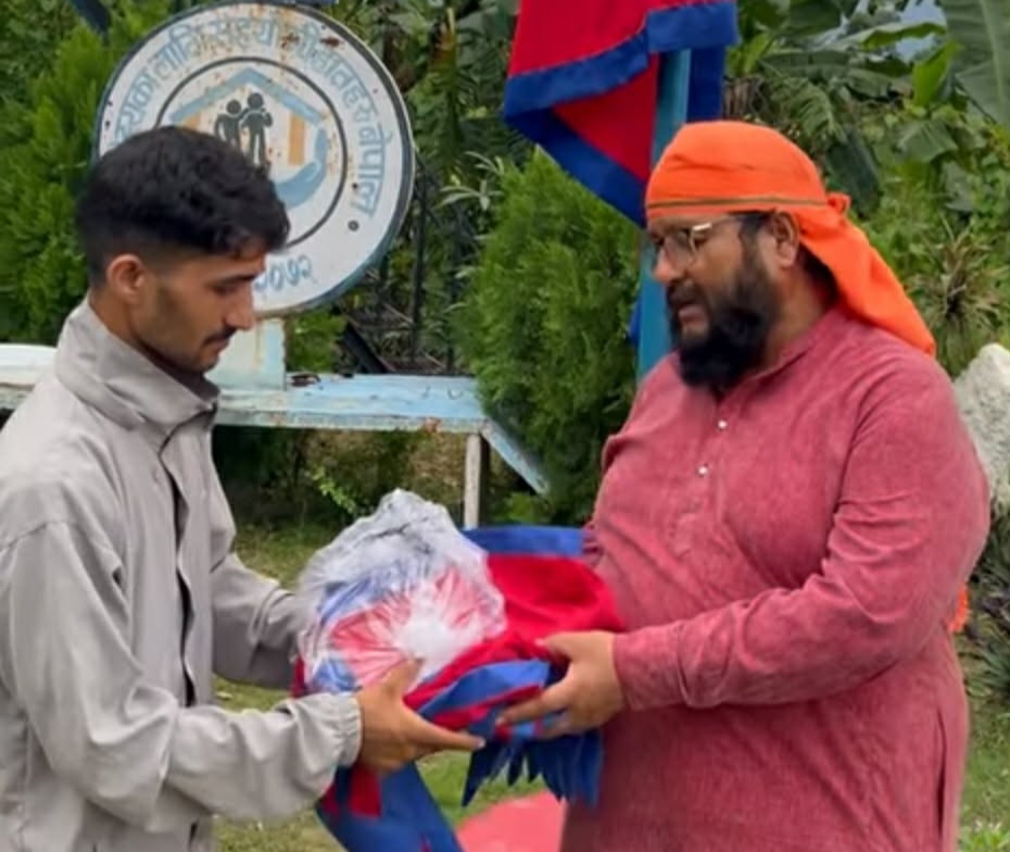 सहारा घरलाई बर्दगोरिया डेस्कटपद्वारा २० वटा राष्ट्रिय झण्डा सहयोग