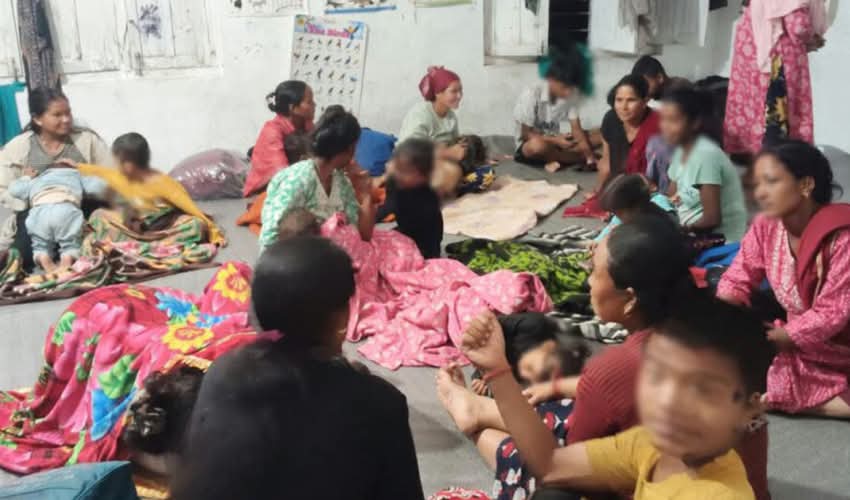 बाढीको जोखिम बढेपछि दोधारा–चाँदनीका १९ परिवार विद्यालयमा सारिए