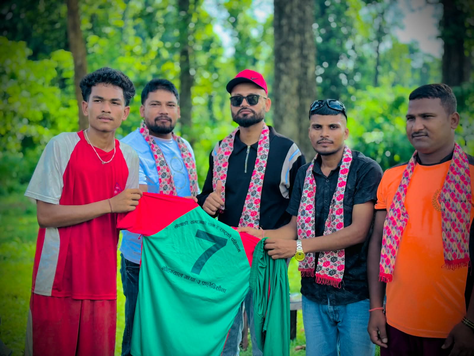 समाजसेवी दिपेश टमाट्टाद्वारा फुटबल खेलाडीलाई खेल पोशाक वितरण